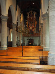 De verder nog lege kerk, voorzien van opname-apparatuur............